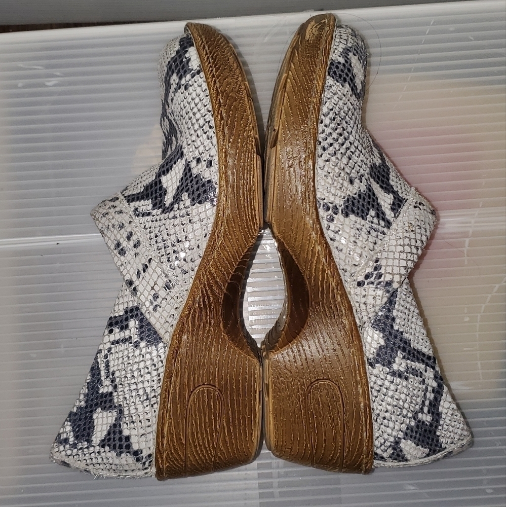 BORN snakeskin print clogs - Picture 4 of 10